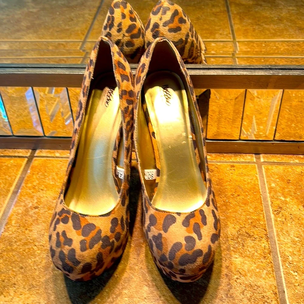 NWOT Leopard Print Faux Suede Pumps